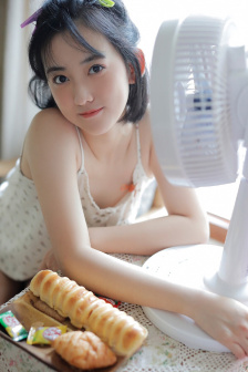 桌子底下的王雪琴